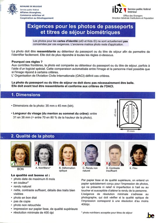 Photographe réalisant une photo d’identité en studio
